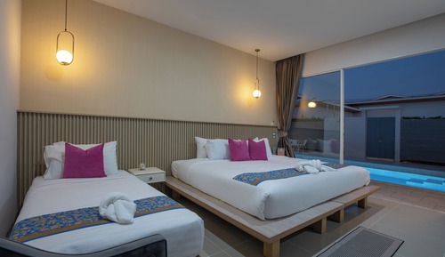 Deluxe Family Room with pool access