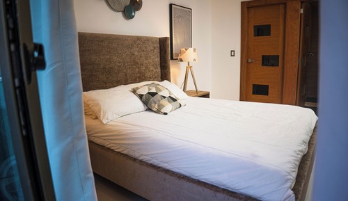 City Apartment, 1 Queen Bed (E2)