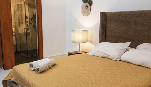 City Apartment, 1 Queen Bed (D13)