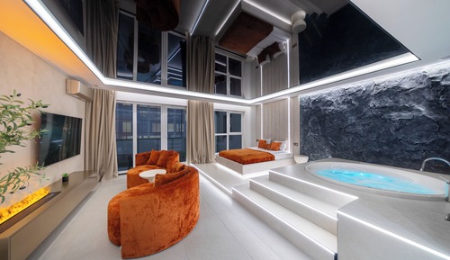 Exclusive Penthouse, Hot Tub, Courtyard View