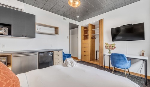 Loft Plus Queen Kitchenette