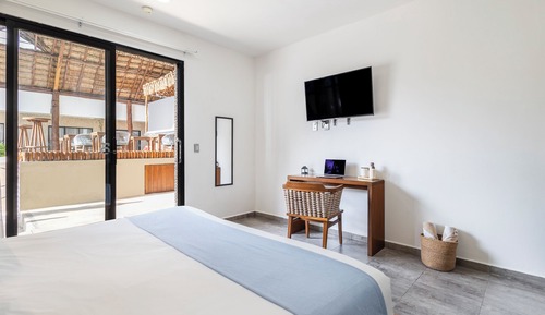 Deluxe Suite, 1 King Bed, Private Bathroom, Pool View