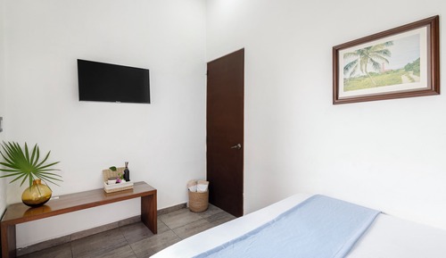 Deluxe Single Room, 1 Queen Bed, Private Bathroom, Pool View