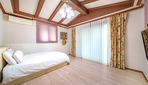 Basic Room, 1 Bedroom (Pastel1)