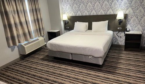 Handicap Room, 1 King Bed, Non Smoking, Private Bathroom