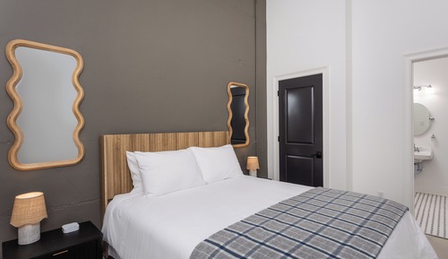 Premium Suite, 1 Queen Bed, Mobility Accessible