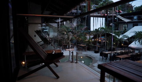 Comfort Room, Pool View