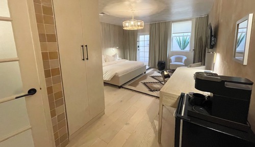 Deluxe Room, 1 King Bed, Mobility Accessible, Non Smoking Room 16