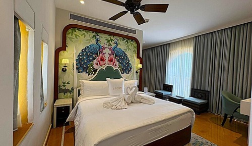 Suite, 1 King Bed (Luxury Suite) Happy hours with 1+1 offer on selected beverages.