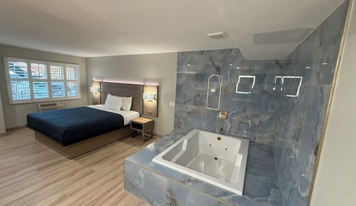 Romantic Single Room, Jetted Tub