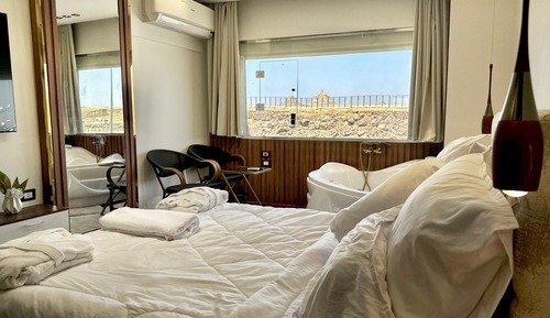 Luxury Jacuzzi Pyramids View Suite