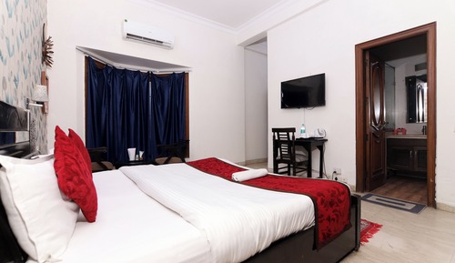 Standard Room, 1 King Bed, City View