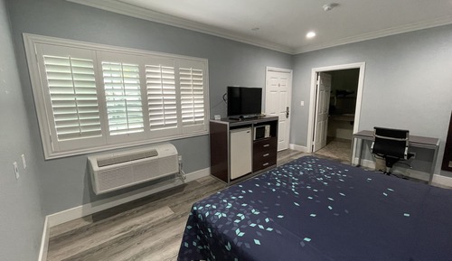 Comfort Room, 1 King Bed, Accessible, Refrigerator & Microwave (No Hot Tub)