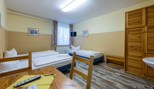 Triple Room, 3 Twin Beds, Shared Bathroom