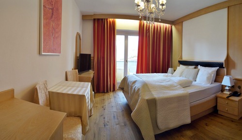 Suite, Pool View