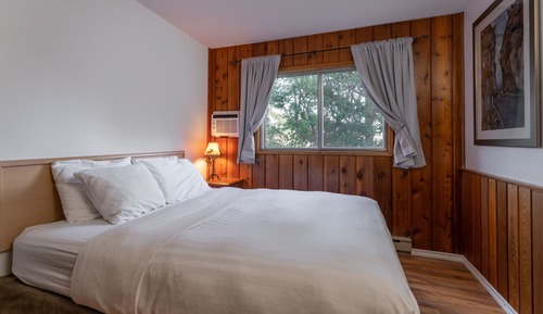 Deluxe Room, 1 Queen Bed, Kitchenette