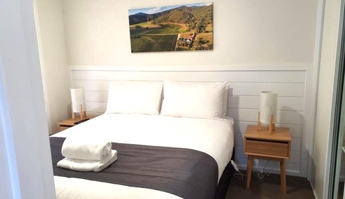 Deluxe 2 Bedroom Cabin - Sleeps 6