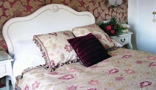 Suite, Ensuite (Double and 2 Single Beds)