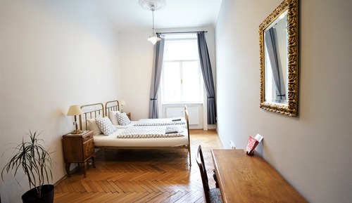 Classic Twin Room with Shared Bathroom and City View