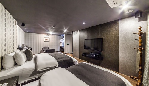Suite Twin (Extra fee applies for 2+ consecutive nights stay)
