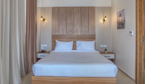 Royal Studio Suite, Hot Tub, Mountain View