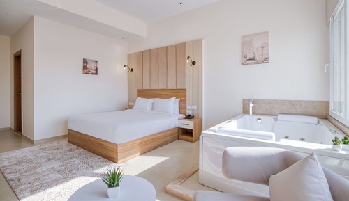 Junior Studio Suite, Hot Tub, Mountain View
