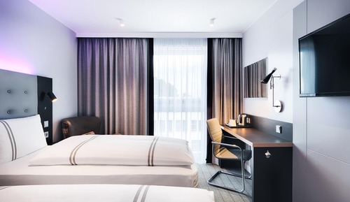 Twin Room, Roll-in Shower