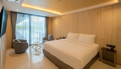 Deluxe Suite Jacuzzi with Pool Access