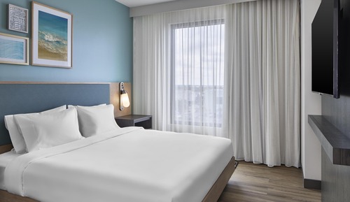 1 King Bed, Balcony, Corner Suite