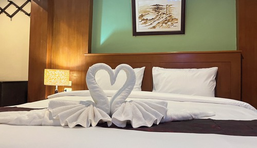 Deluxe Room, 1 King Bed, Private Bathroom, City View
