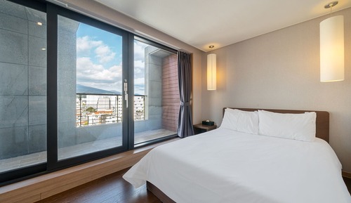 Deluxe Room, 1 Queen Bed, Mountain View