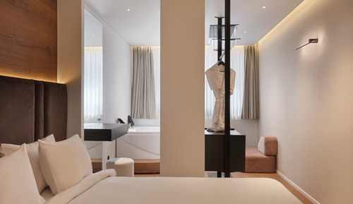 Deluxe Suite with Spa Bath