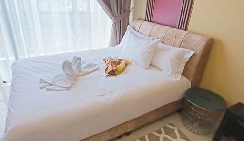 Basic Studio, 1 Queen Bed, Non Smoking, City View