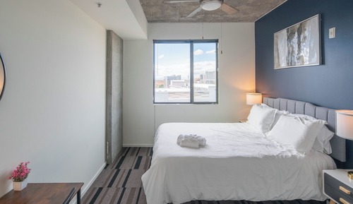 Luxury Apartment, 1 Queen Bed with Sofa bed, Refrigerator