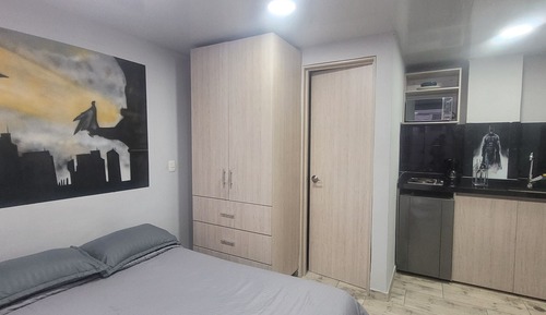 Standard Studio, Courtyard View (Estudio Triple Estándar)