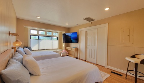 Suite #6, 2 beds, sleeps 4