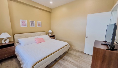 Suite 1, King Bed