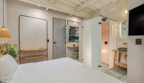 Studio Suite (203)