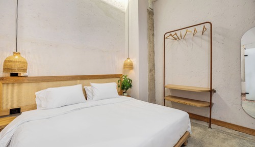 Studio Suite (106)