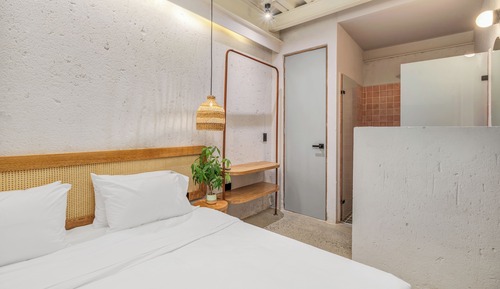 Studio Suite (205)