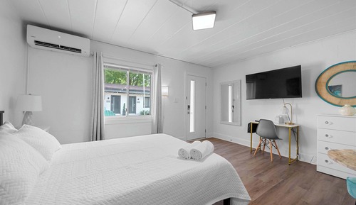 Studio, 1 Queen Bed (Chic City Retreat 93A)