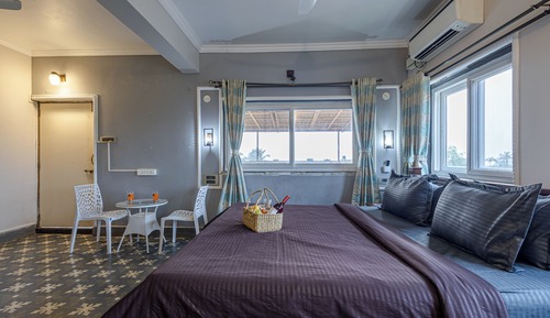 Deluxe Suite, Balcony, Hill View