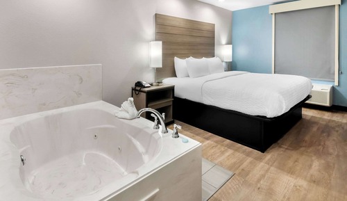 Standard Room, 1 King Bed, Non Smoking, Jetted Tub