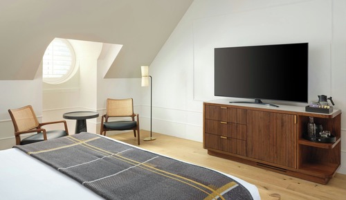 Studio Suite, 1 King Bed, Non Smoking, Tower (Mobility Accessible, Tub)