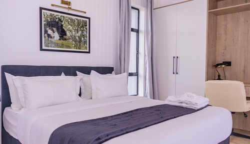 Luxury Suite, 2 Bedrooms, Hill View, Garden Area