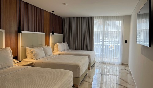 Room, Balcony (Sextuple, 3 camas)
