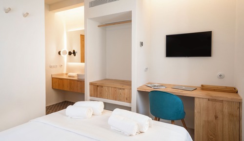 Double Room (Petit)