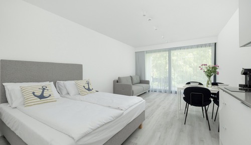 Studio, Balcony