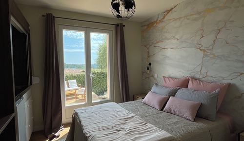 Comfort Room, City View