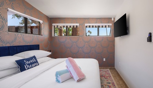 Deluxe Room, 1 King Bed, Pool View (The Bowie Suite)